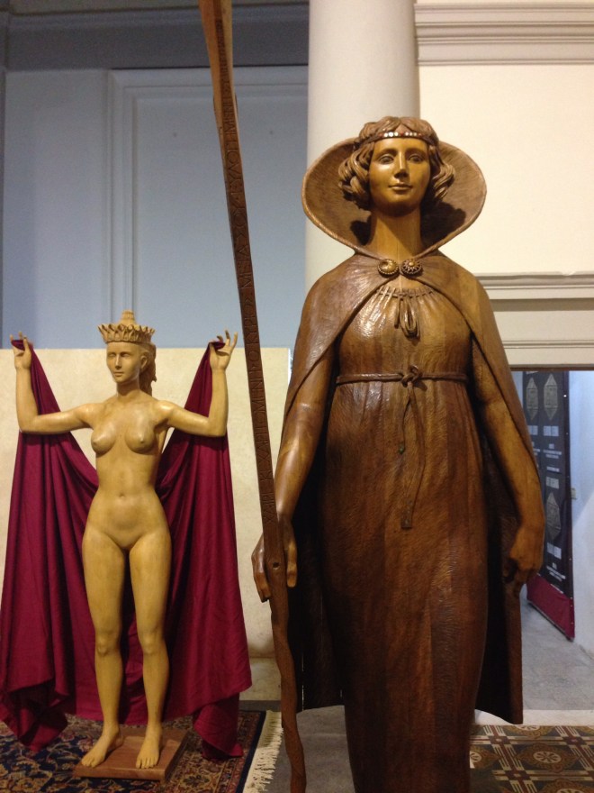 Flavio Leoni, La Regina di Bastoni - Madonna del Cammino, Legno di noce, h 220 cm, anno 1995, // L'Imperatrice, legno di jelutong, h 180 cm, Orvieto, ex Chiesa San Giacomo Maggiore