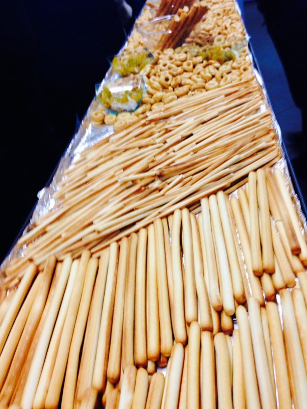 Buffet graffiante alla mostra Graffi di Alessandra Mussolini. Foto Safarik Art Magazine