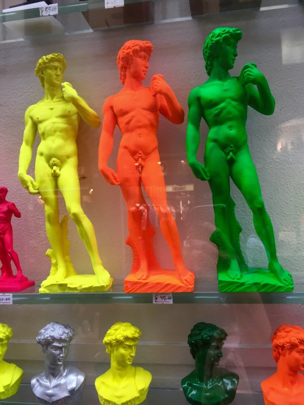 David fluo in vetrina a Firenze. Foto Safarik Art Magazine