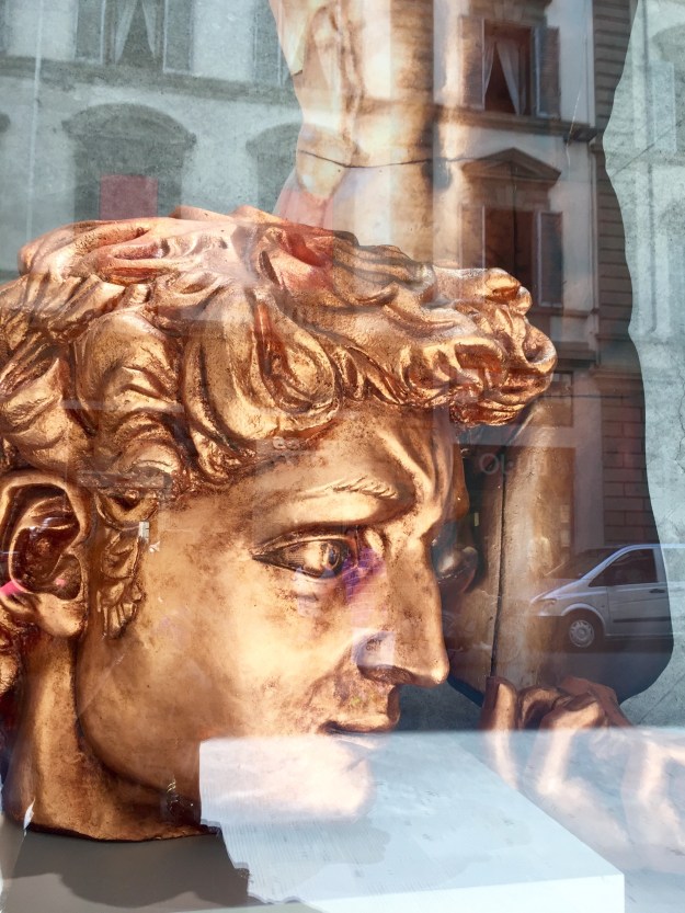 David dorato in vetrina a Firenze. Foto Safarik Art Magazine