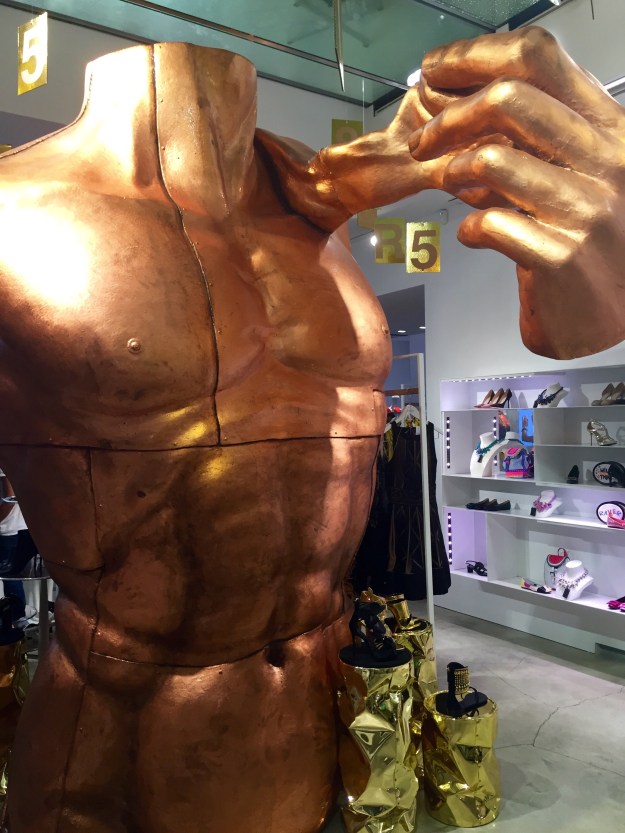 David dorato in negozio a Firenze. Foto Safarik Art Magazine