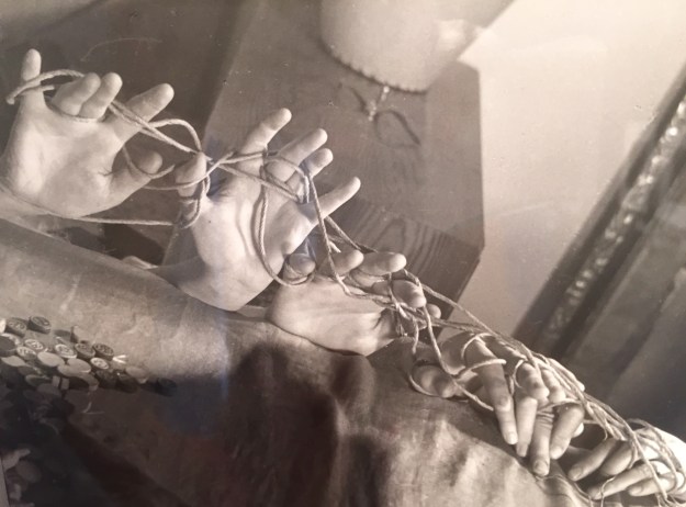 Vaclav Zykm - Milos Koreceki, Hands with String, Action from Group Ra, 1944-45, fotografia. Foto Safarik Art Magazine
