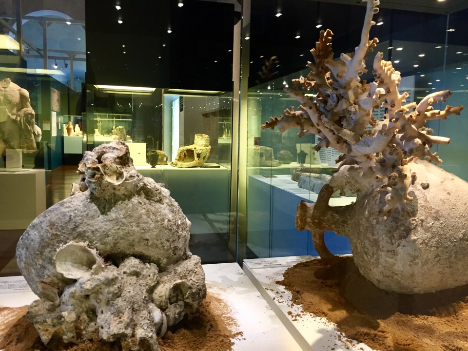 Anfore con coralli, Mirabilia Maris. Tesori dai mari di Sicilia, mostra a Palermo (2017). Foto SAM