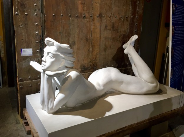 Mer (Badajoz, n. 1954), Emma (2003), marmo bianco di Carrara, cm. 85x172x77. Barcellona, MEAM, Museo Europeo d'Arte Moderna