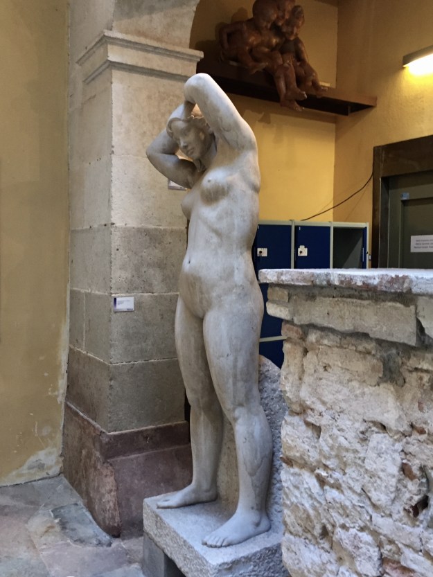 Luisa Granero (Barcellona, 1924-2012), "Mediterranea" (1990), pietra, cm. 210x50x30. Barcellona, MEAM, Museo Europeo d'Arte Moderna. Foto Safarik Art Magazine