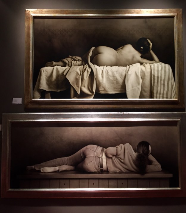 Juan Bautista Nieto (Sevilla, n. 1963), "Desnuda de espaldas" (2006) in alto - "Isabel con jersey rojo" (2007) in basso, Barcellona, MEAM, Museo Europeo d'Arte Moderna. Foto SAM