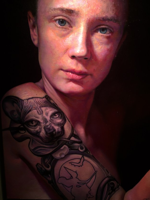 Anna Wypych (Polonia, n. 1986), "Selportrait with tatoo" (2013), olio su tela, Barcellona, MEAM, Museo Europeo d'Arte Moderna. Foto SAM