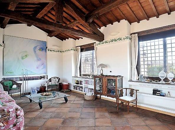 Salone della residenza dell'attrice Mariangela Melato in Palazzo Del Drago, Roma, Via dei Coronari, con suo ritratto. Foto Corriere della Sera