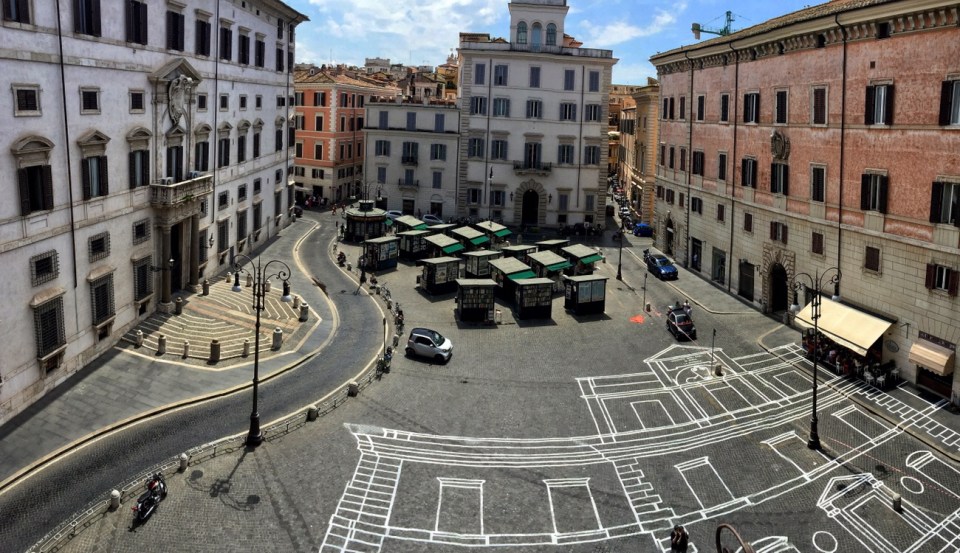Disegno architettonico su Piazza Borghese a Roma (panoramica effetto lente). Foto Safarik Art Magazine
