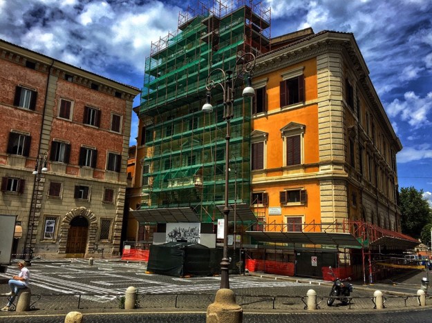 Facciata della sede della Facoltà di Architettura de La Sapienza di Roma in Piazza Borghese 9 a Roma. Foto Safarik Art Magazine