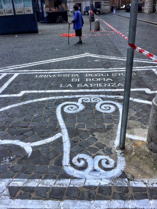 Disegno architettonico su Piazza Borghese a Roma. Foto Safarik Art Magazine