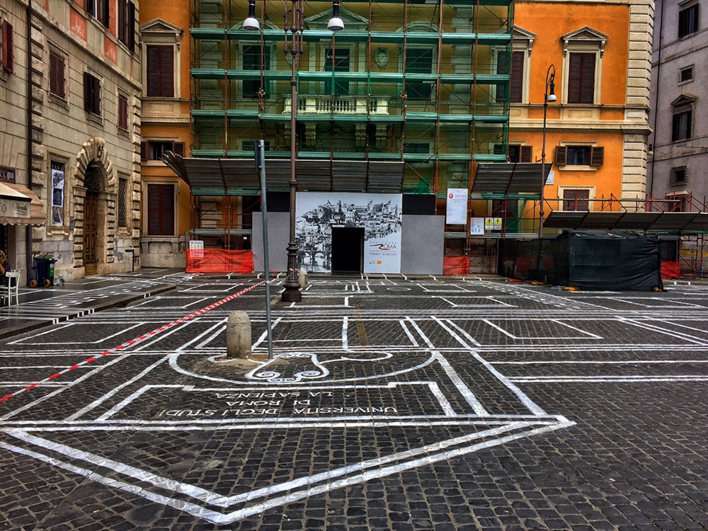 Disegno architettonico su Piazza Borghese a Roma. Foto Safarik Art Magazine