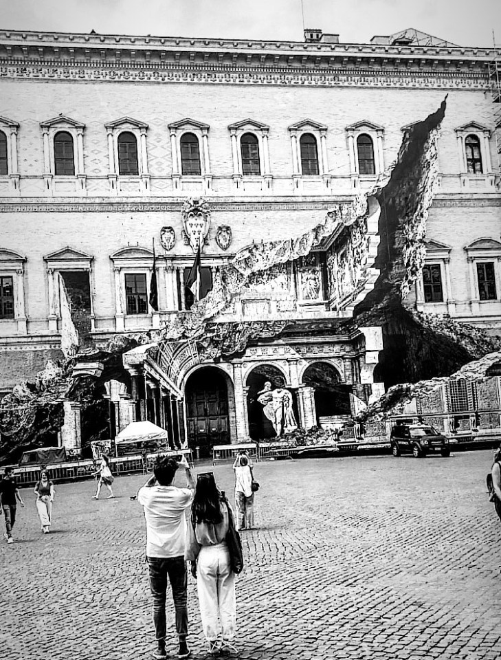 Installazione dell'artista JR, Palazzo Farnese, Roma 2021. Foto Sam