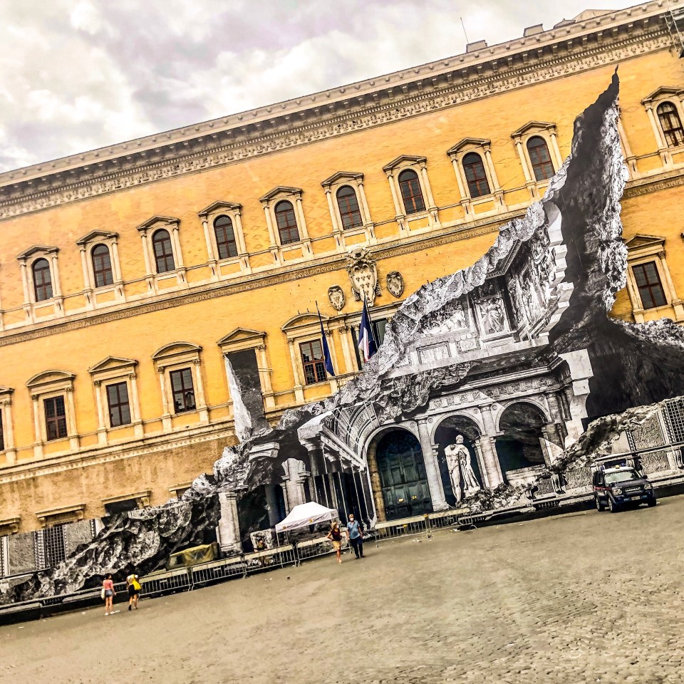 Installazione dell'artista JR, Palazzo Farnese, Roma 2021. Foto SAM