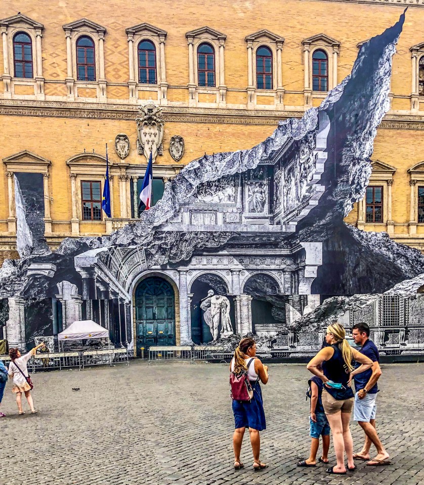 Installazione dell'artista JR, Palazzo Farnese, Roma 2021. Foto Sam