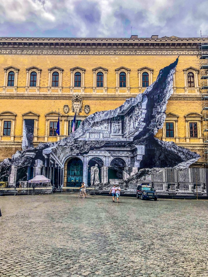 Installazione dell'artista JR, Palazzo Farnese, Roma 2021. Foto Sam