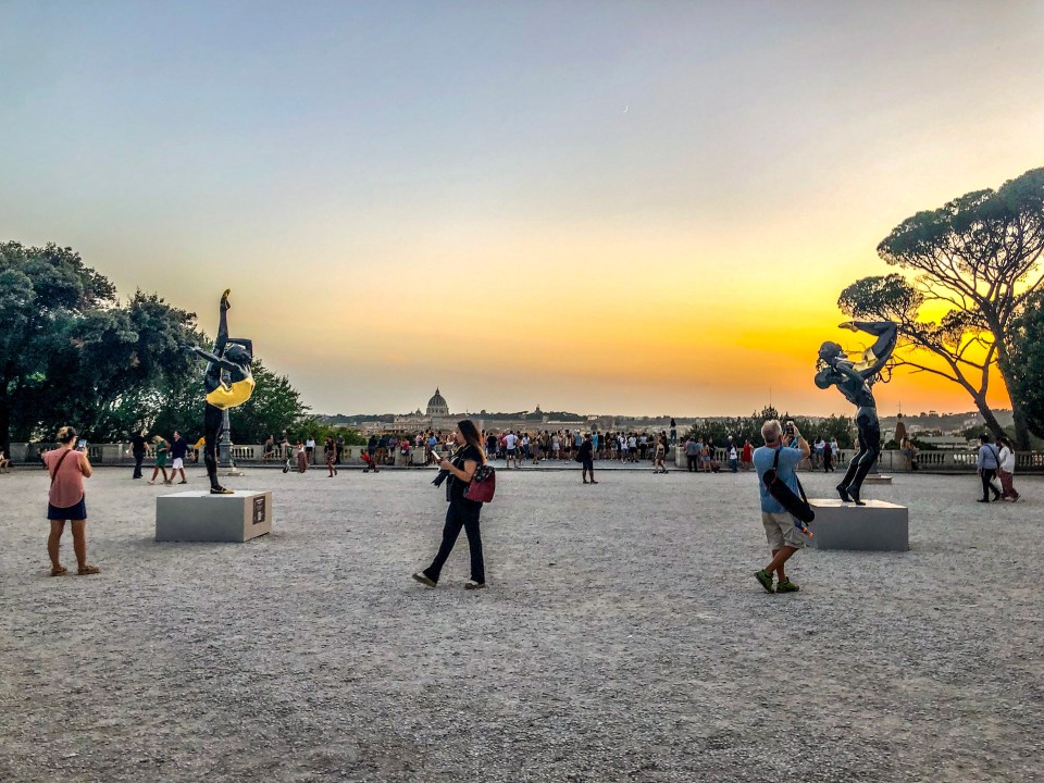 Carole A. Feuerman, Strength e Fire & Harmony, Roma, Terrazza del Pincio, sculture iperrealiste