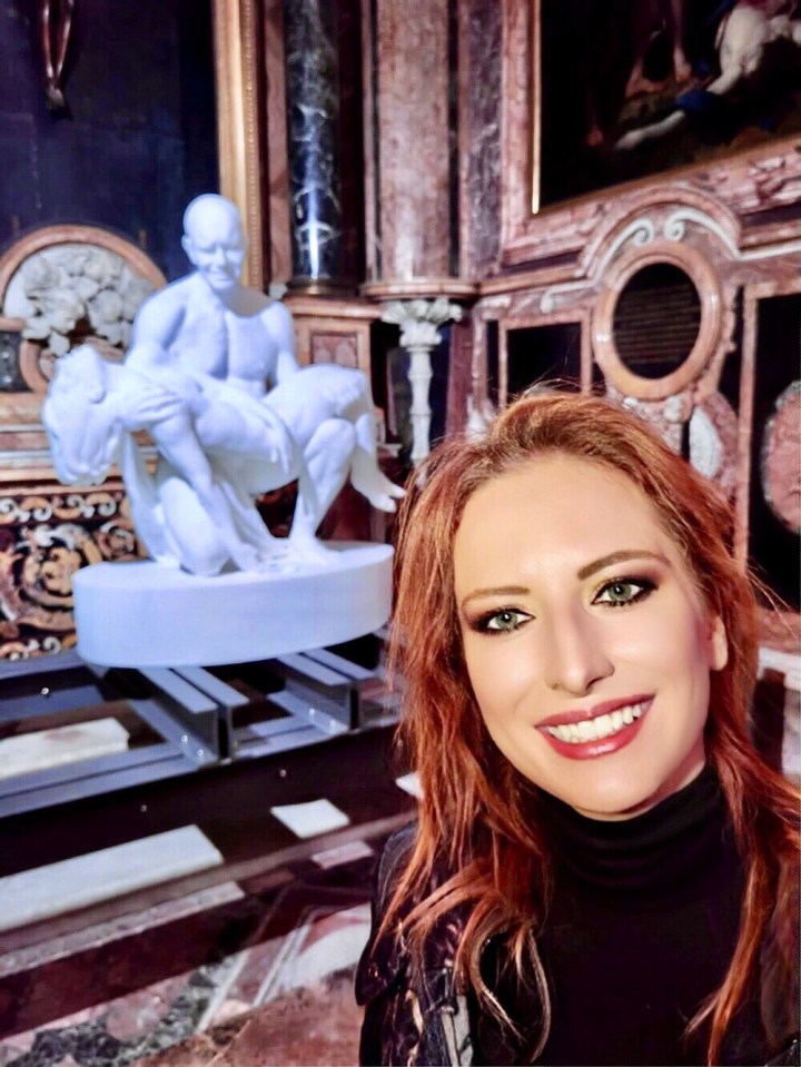 JAGO, Pietà, in marmo statuario. Con Maria Isabella Safarik. Roma, 2021, Chiesa degli Artisti a Piazza del Popolo. Foto SAM