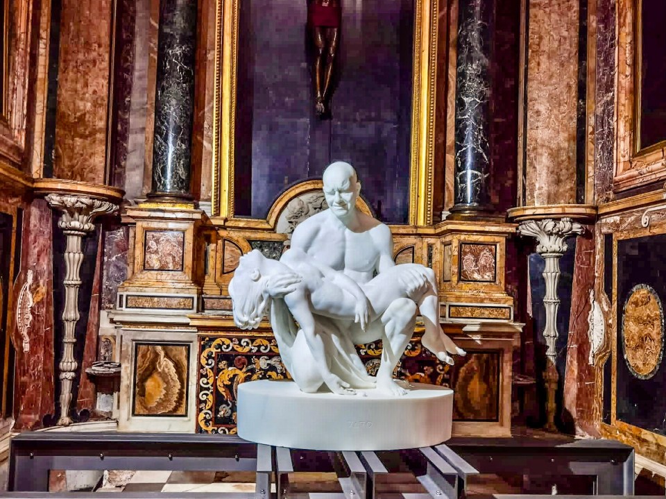 JAGO, Pietà, in marmo statuario. Roma, 2021, Chiesa degli Artisti a Piazza del Popolo. Foto SAM
