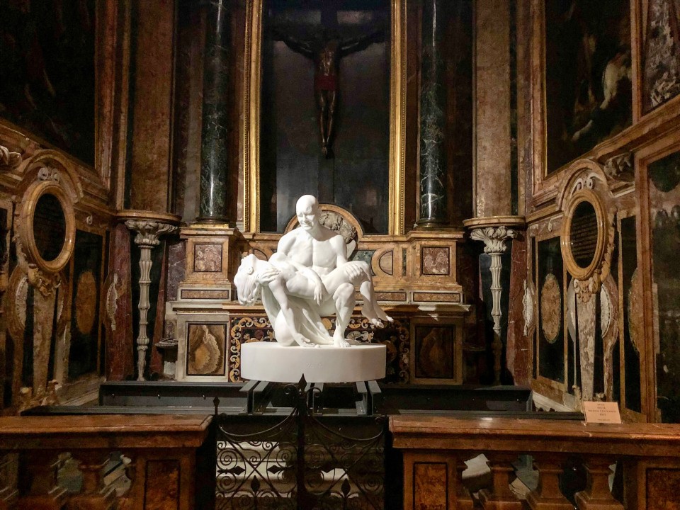 JAGO, Pietà, in marmo statuario. Roma, 2021, Chiesa degli Artisti a Piazza del Popolo. Foto SAM