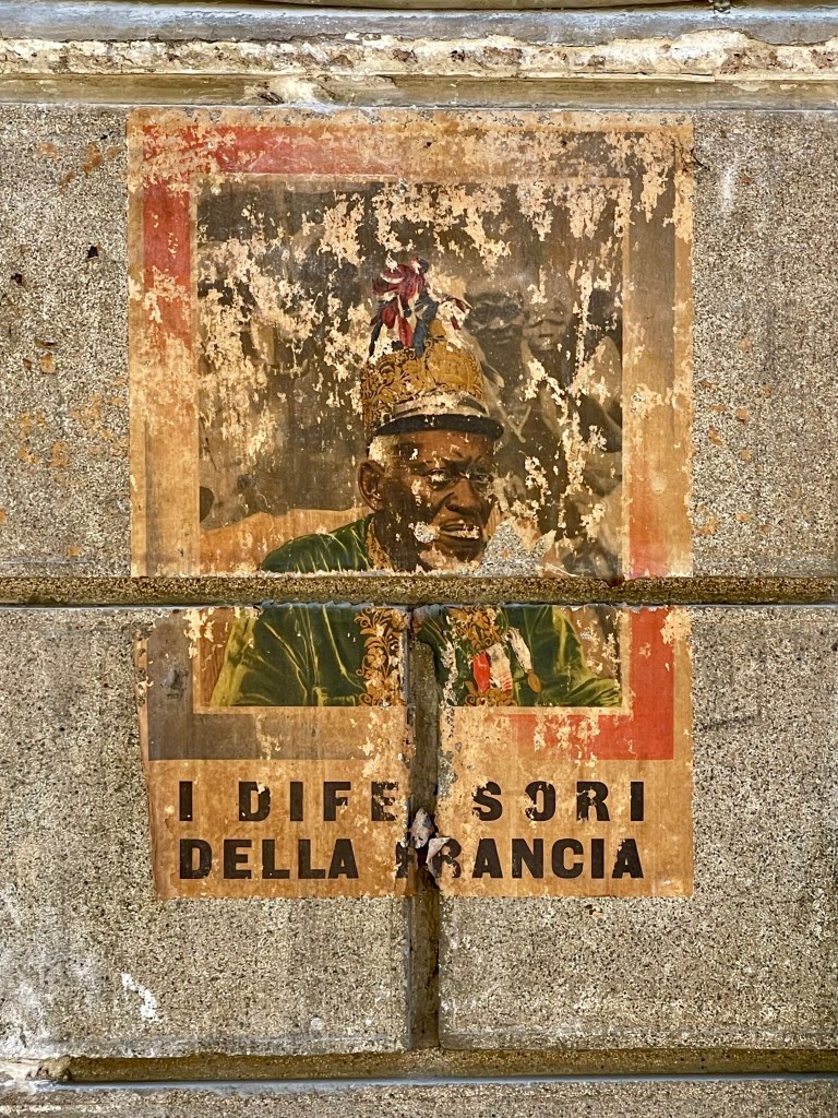 I difensori della Francia, manifesto satirico e razzista della propaganda fascista databile intorno al 1940. Il poster derideva l’esercito francese per l’impiego di truppe coloniali africane, utilizzando stereotipi razziali tipici della propaganda del regime.