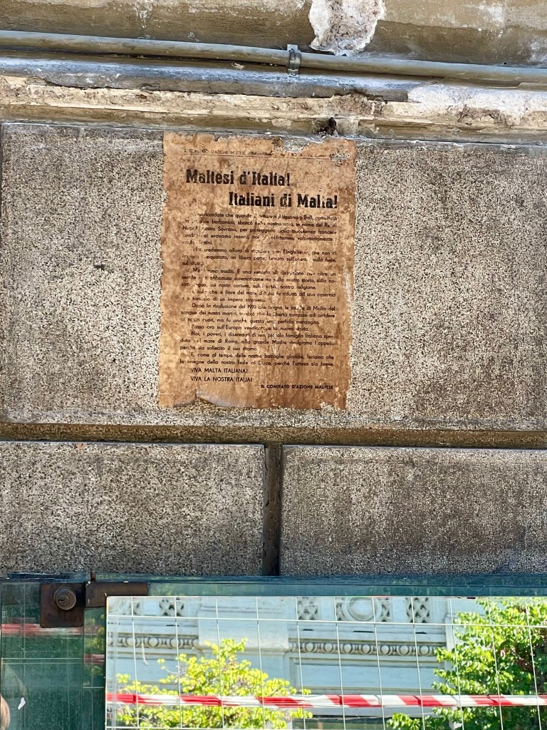 Manifesto in Via Cola di Rienzo a Roma, post 1940. (Foto SAM). Manifesto 5. I difensori della Francia, manifesto satirico e razzista della propaganda fascista databile intorno al 1940. Il poster derideva l’esercito francese per l’impiego di truppe coloniali africane, utilizzando stereotipi razziali tipici della propaganda del regime. Rimasto nascosto per oltre cinquant’anni sotto le vetrine del negozio Dickinson in Via Cola di Rienzo. Diritti foto M.I. Safarik, 17 maggio 2026