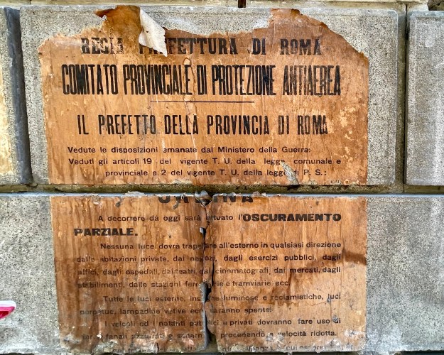 Manifesto in Via Cola di Rienzo a Roma, post 1940. (Foto SAM). Avviso ufficiale della Regia Prefettura di Roma sull’oscuramento antiaereo della città, affisso dopo l’entrata in guerra dell’Italia nel 1940. Rimasto nascosto per oltre cinquant’anni sotto le vetrine del negozio Dickinson in Via Cola di Rienzo. Diritti foto M.I. Safarik, 17 maggio 2026